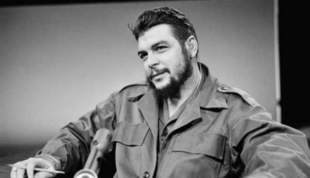 إرنستو جيفارا.. رمز الثورة والفكر الثوري