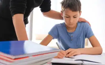 انخفاض درجات الطفل.. الأسباب وطرق التعامل الصحيحة