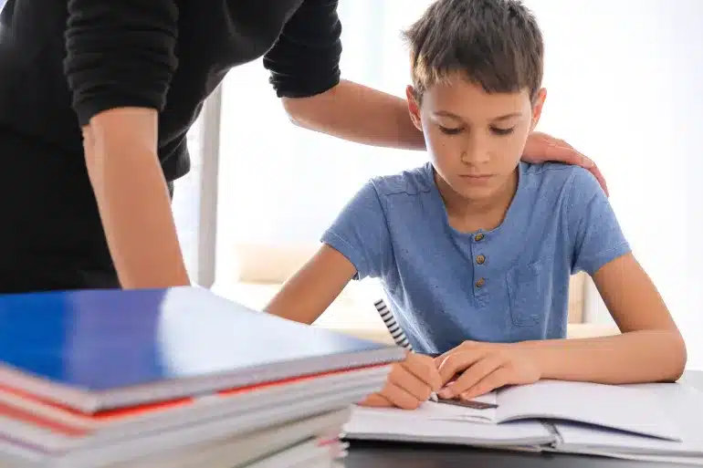انخفاض درجات الطفل.. الأسباب وطرق التعامل الصحيحة